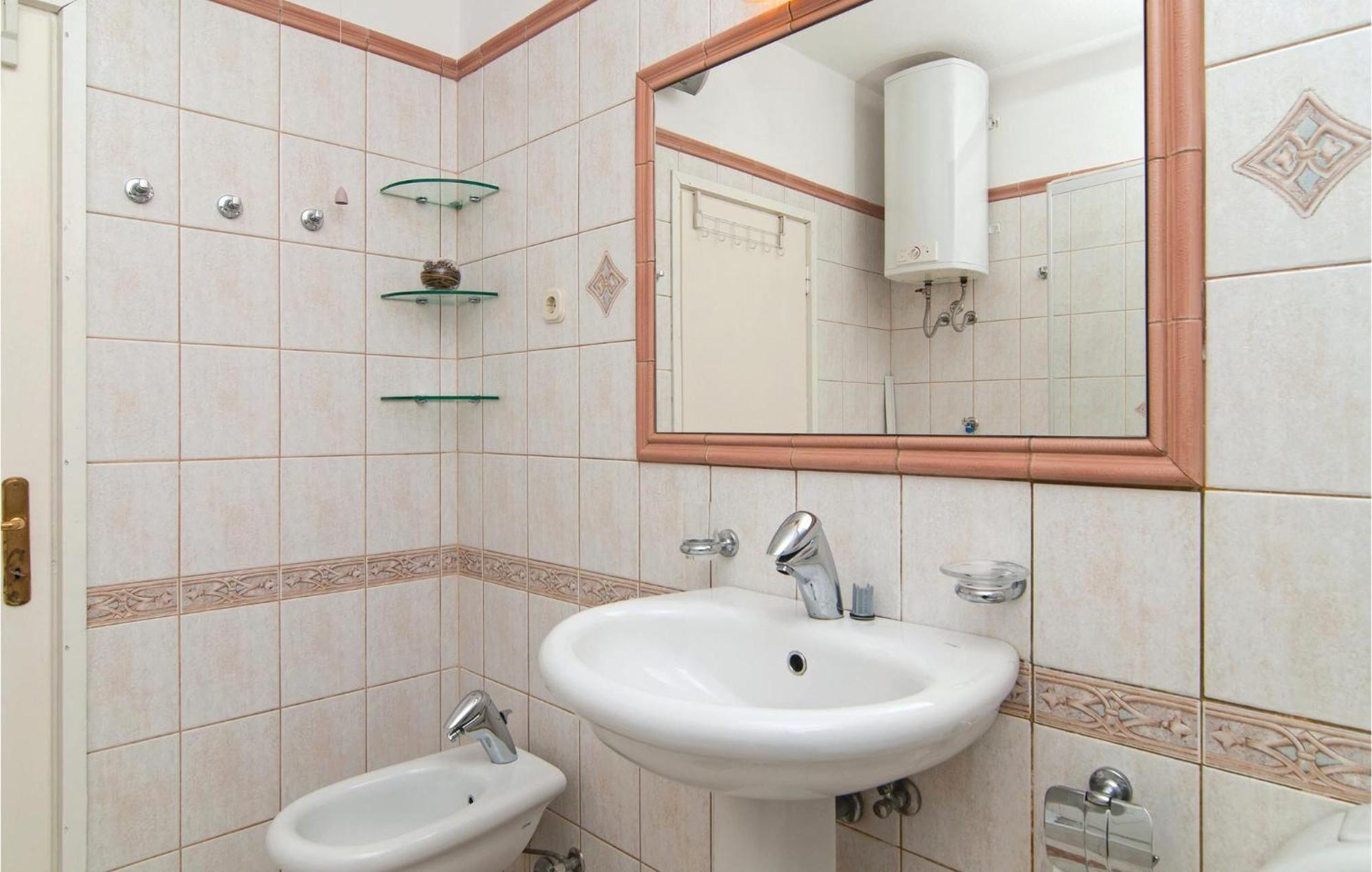 3 Bedroom Cozy Home In Супетар Экстерьер фото